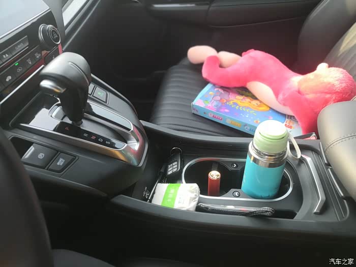 心情好,就爱上了坐在主驾对着后视镜比心,各种手势,哈哈