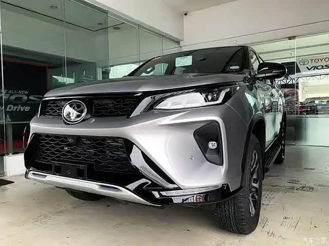 传奇版的车型前脸中网采用扁平的黑色波纹式格栅造型