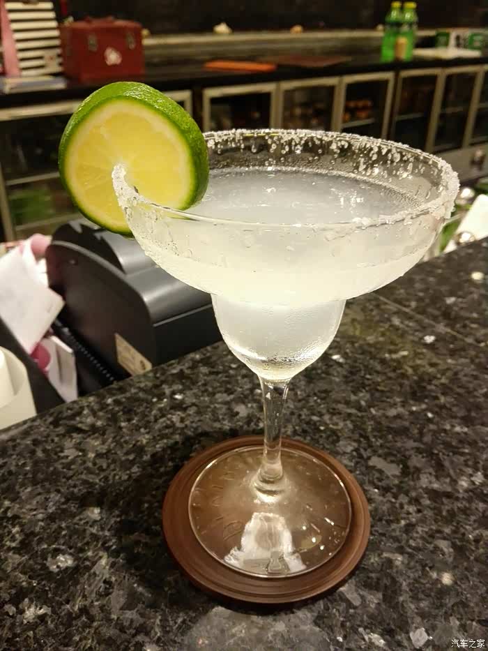 晚上游完泳回来来杯鸡尾酒,个酒店的姐姐调的,味道般般