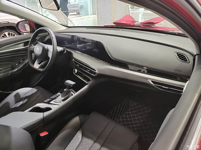 逸动plus的内饰采用全黑设计,整体的设计效果非常有档次感