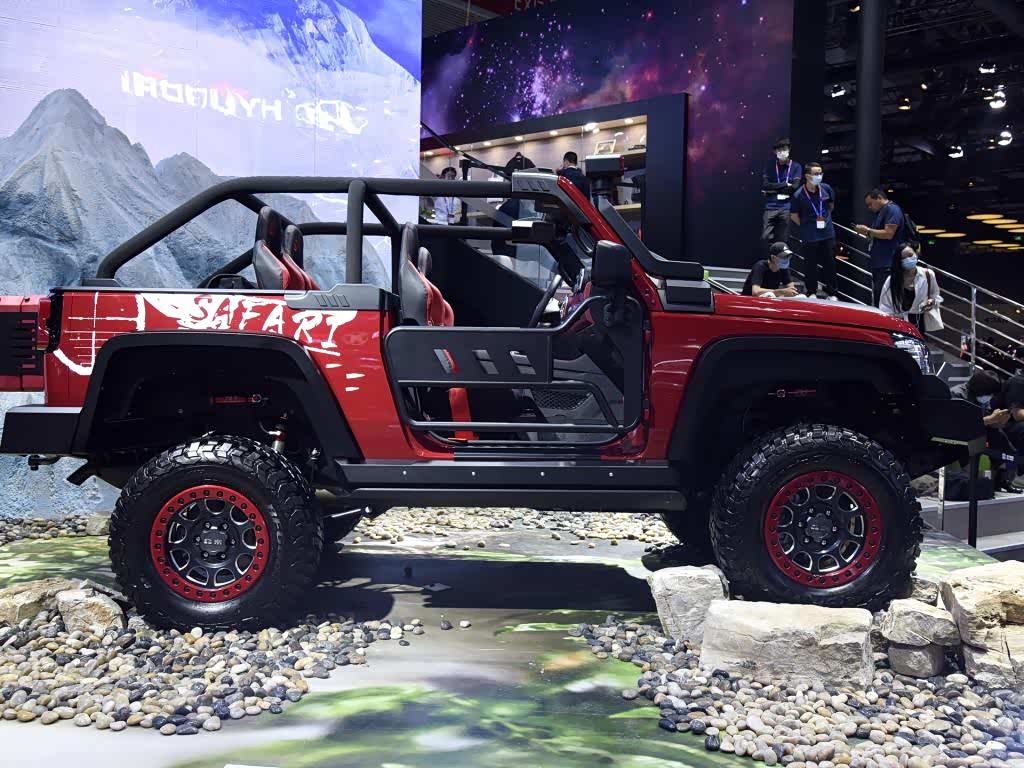 北京汽车展台上,我们看到了一款重改的bj40——狩猎者!