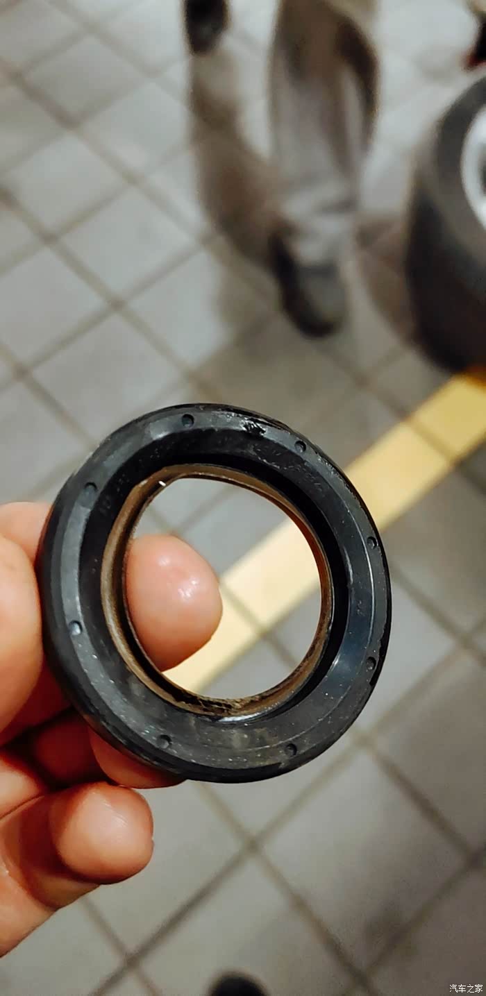 曲轴油封渗油更换了油封