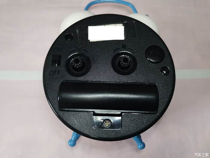 卡通样式的小闹钟背面,常用的调节按钮一应俱全.