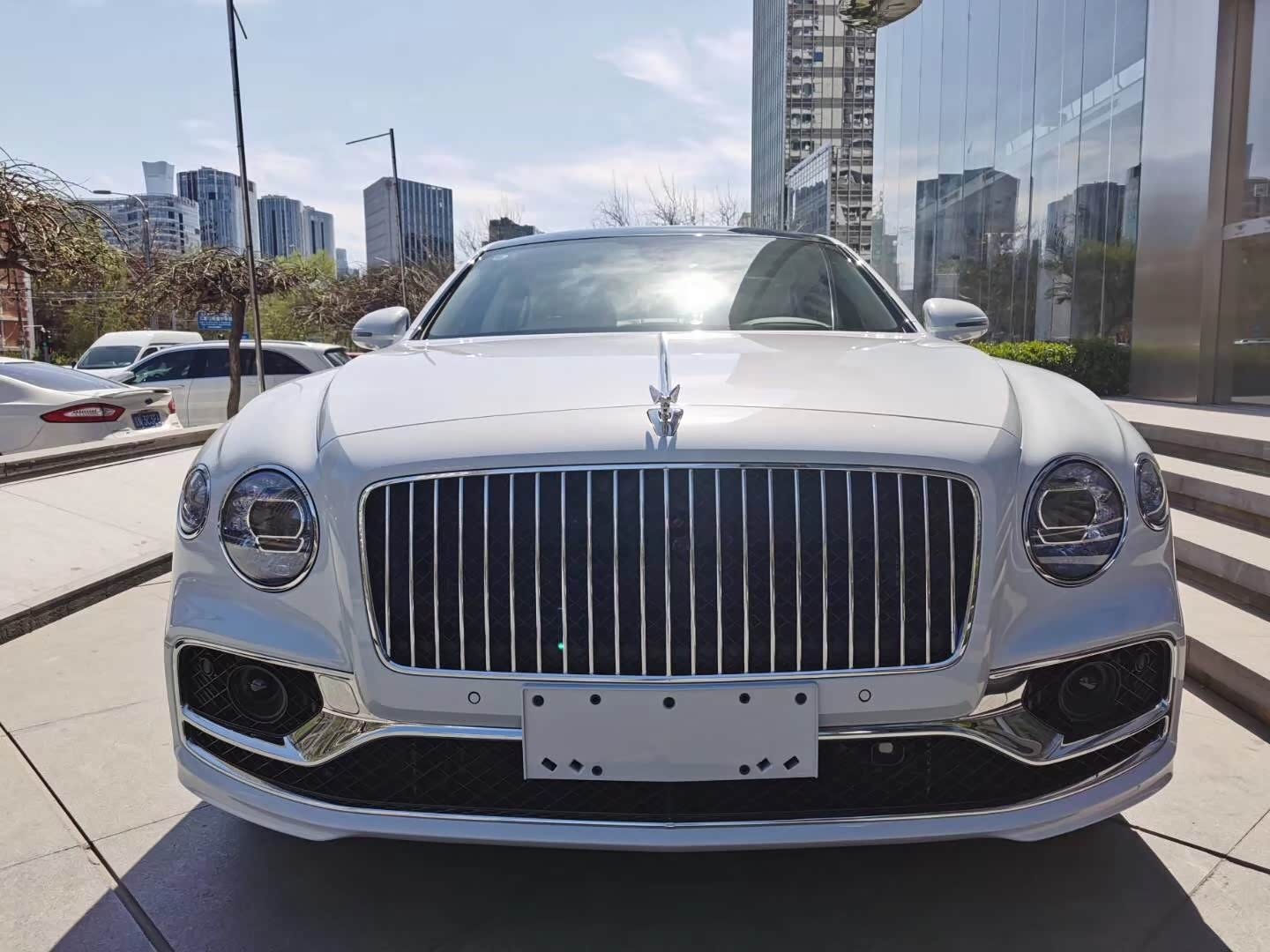 白外宾利飞驰超豪华品牌的轿车白色更有爱