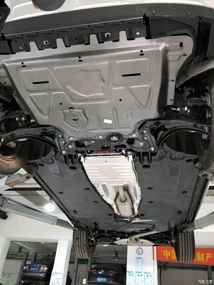 探岳的底盘看起来比较硬朗,实际的驾驶感受也是如此,压到碎石或者过