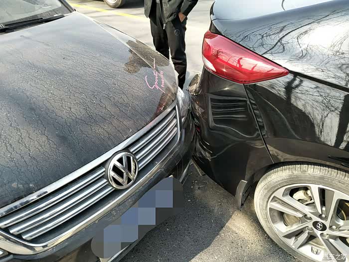 被帕萨特追尾,进来看看情况