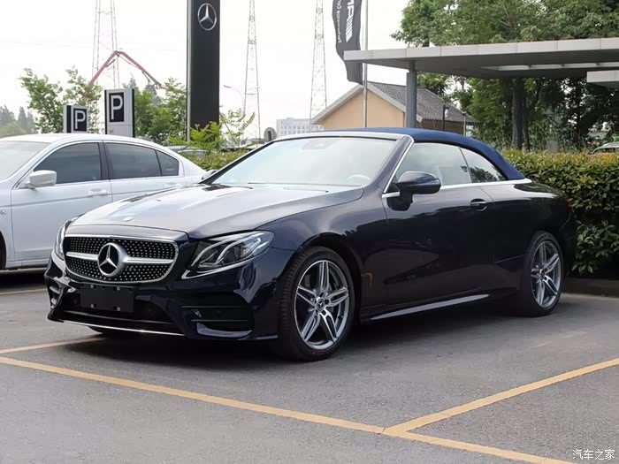 看到一辆奔驰e级黑车蓝顶敞篷 特好看 咱a5有这配色吗