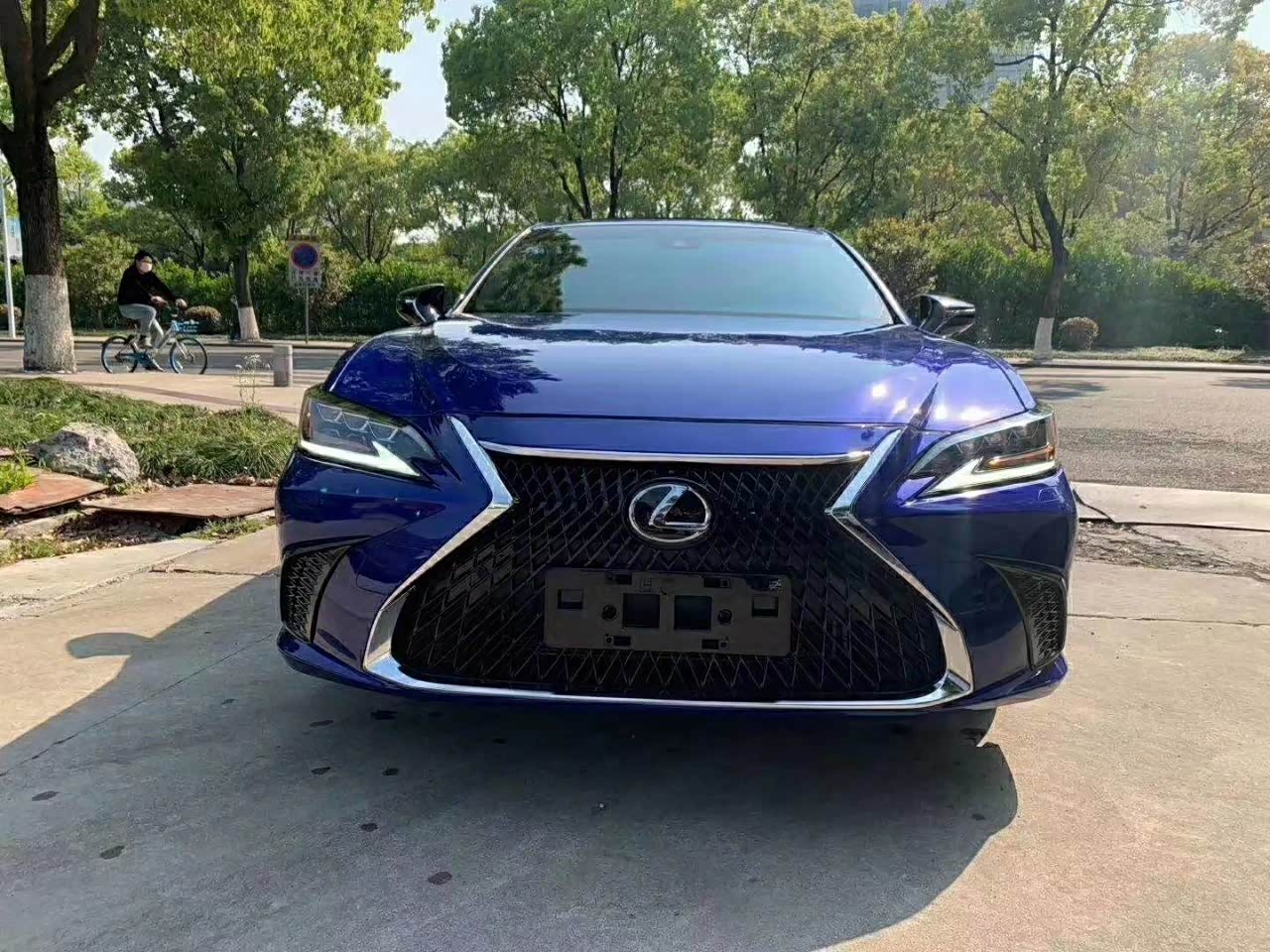 e260f运动版承袭"l"元素网状纺锤形格栅,突显运动感