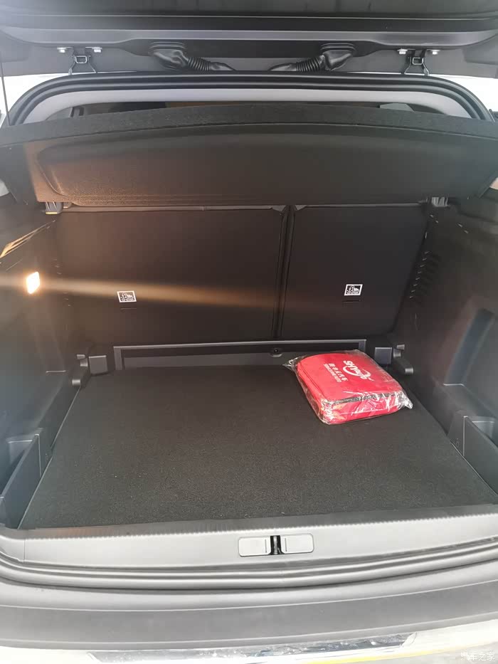 后备箱很大哦,感觉再坐两个人都没问题哈哈