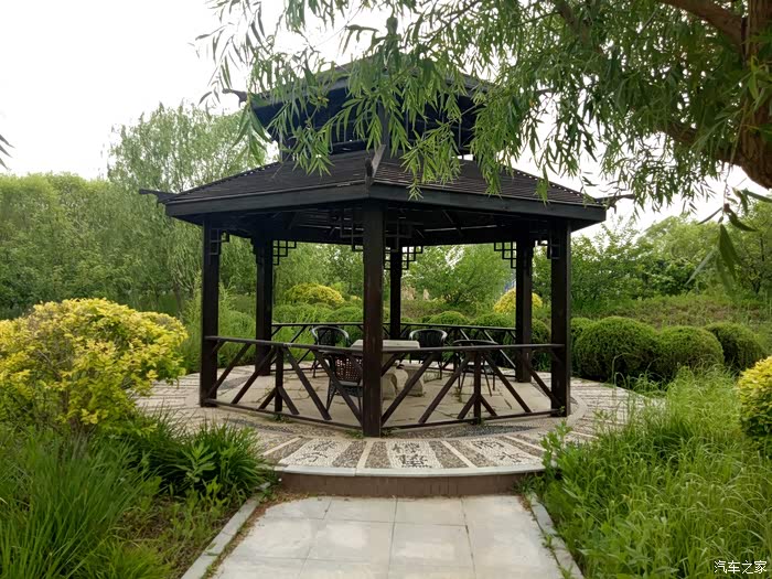 绿树环抱中央的凉亭是夏天休息的理想地方