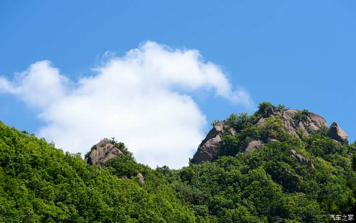 远观群山巍巍峨峨,白云不时地从山后涌出.