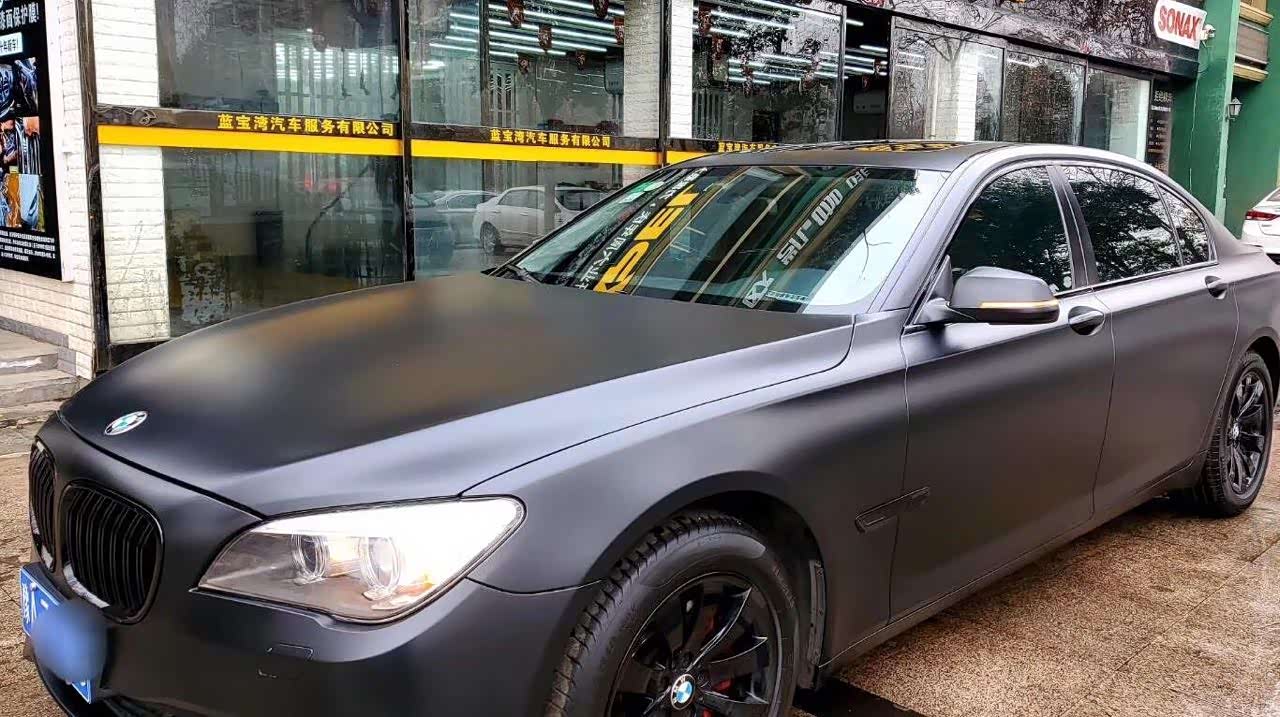 谁说女人不爱车#宝马7系哑光黑配色上显得更加魅力强悍