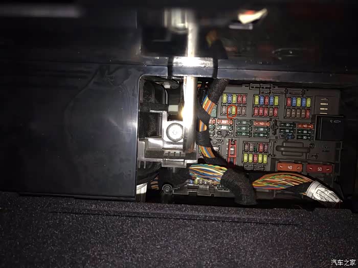 宝马e90320i行车记录仪保险盒取电