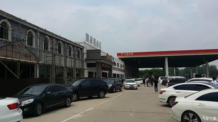 在鄂州服务区吃午餐睡午觉.