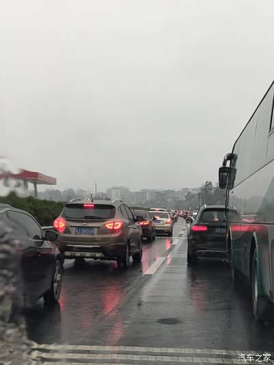 到了梁平就开始下雨,堵车