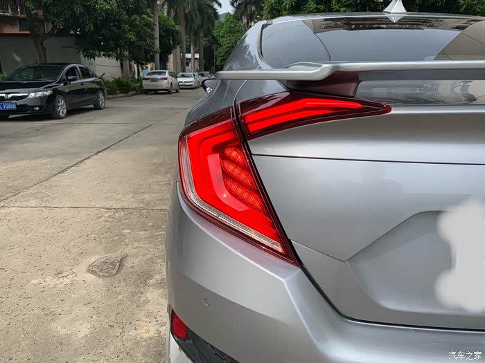我看有的思域后尾灯是鱼骨的原车就有吗