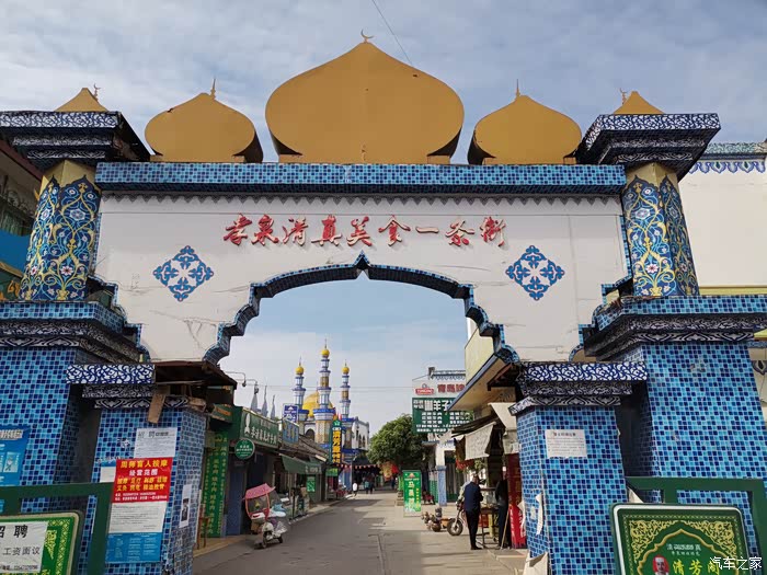 白云朵朵的春天自驾清真美食街感受别样的建筑风情