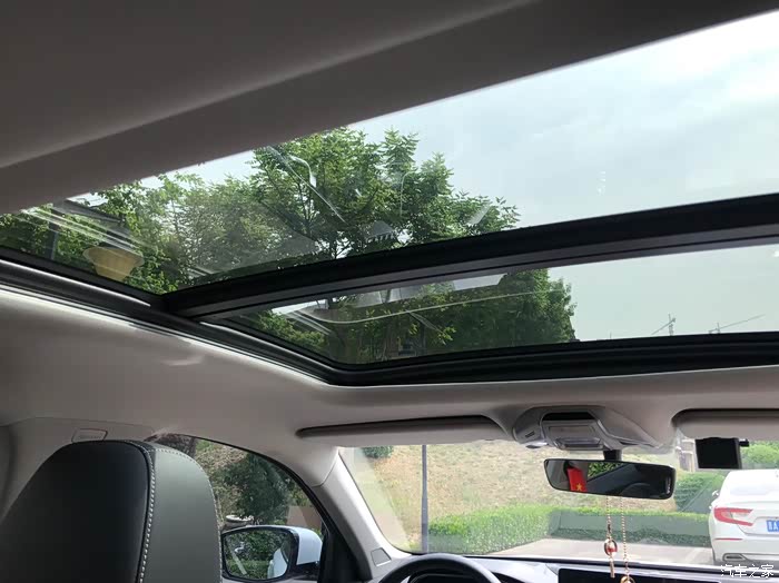 夏天很实用的天窗,打开之后,热气很快散发