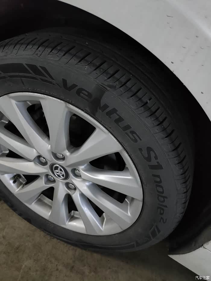 2019豪华版2.0凯美瑞的原装轮胎是啥牌子的