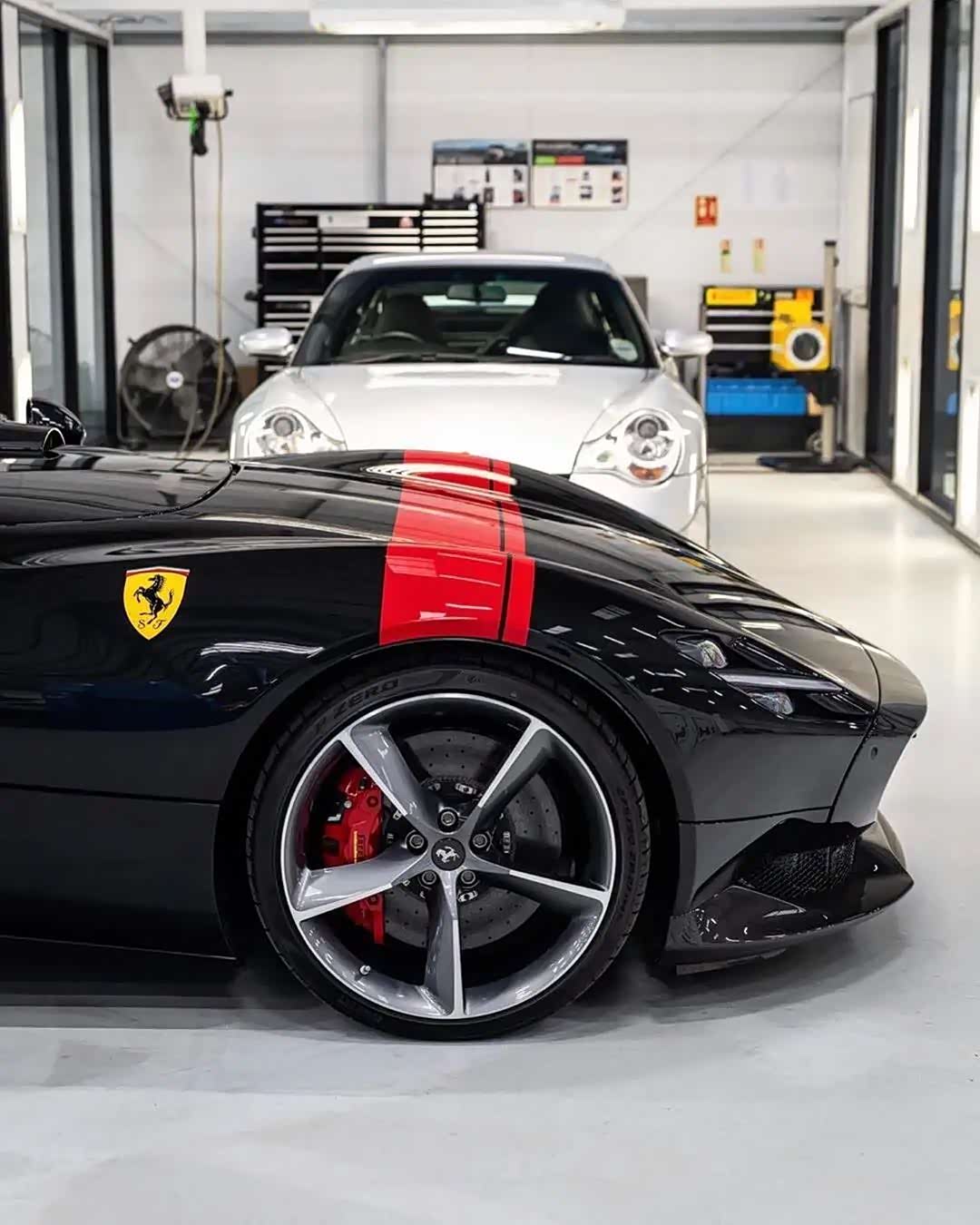 经典黑红搭配的法拉利属实有排面