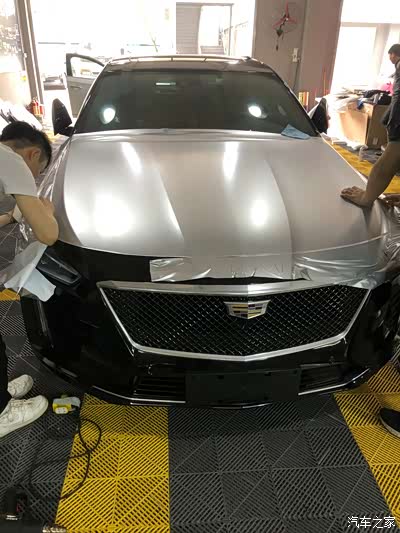 完牌第天我就去贴车膜弄迈巴赫款式毕竟这个车身够完全可以罩住