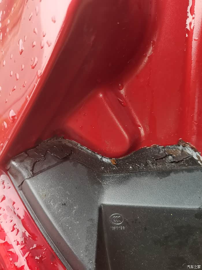 江淮汽车塑料件老化严重