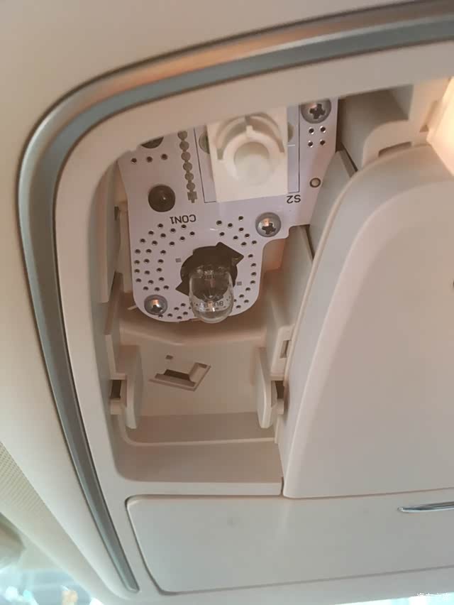 启辰d60阅读灯怎么拆卸