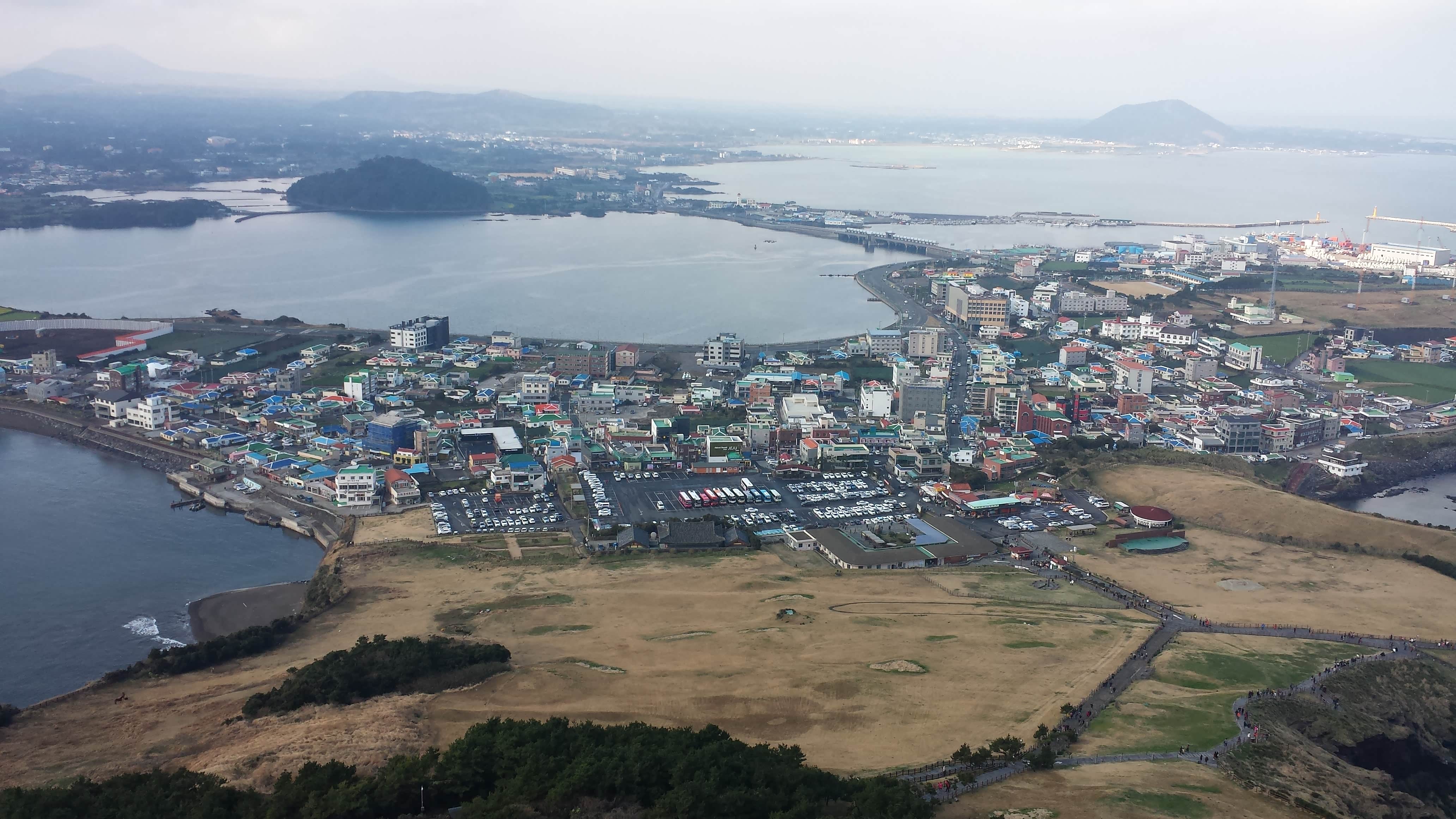 济州岛城山日出峰俯视海港