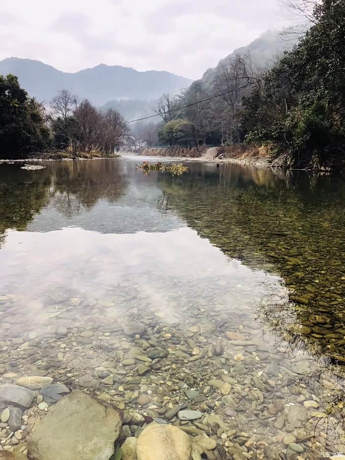 两山之间一条大河,河水清澈见底.