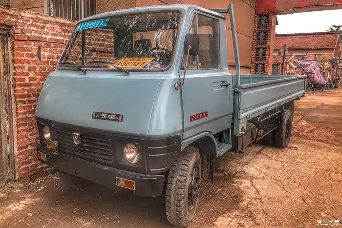 电影道具车之九十年代初期的天津雁牌载货汽车
