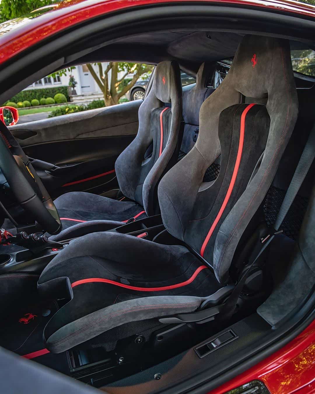 法拉利488 pista;灰色和黑色搭配内饰