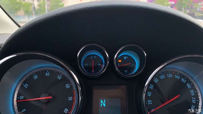 英朗xt 13款,之前下面那个led屏是有油耗显示的,不知后来怎么就不显示