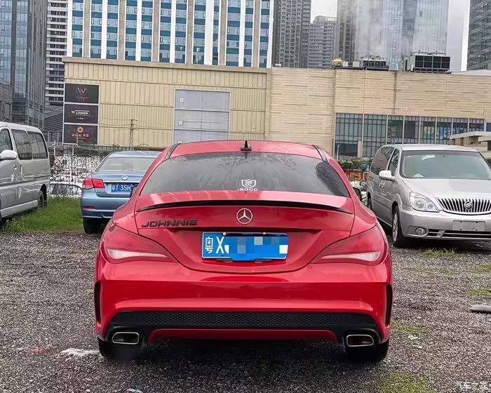 红色的大奔很适合女孩子开