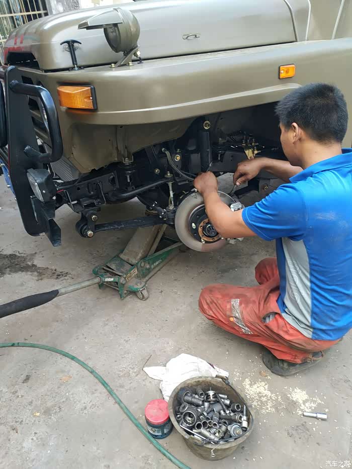 轴承保养,新车这里的黄油就一点点,做好新款车主找个修货车的地方保养