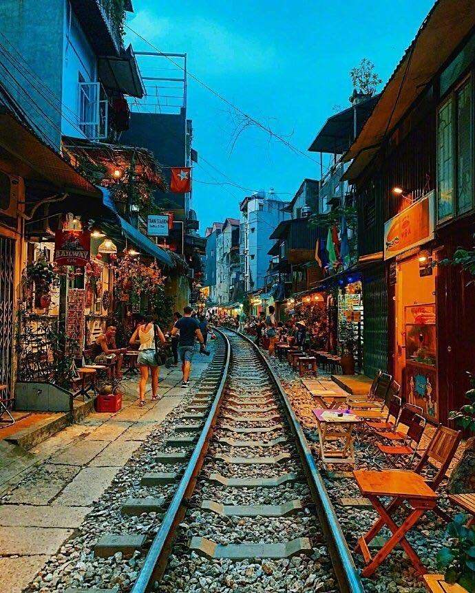 越南河内老城区一条贯穿居民区的网红街道——火车街