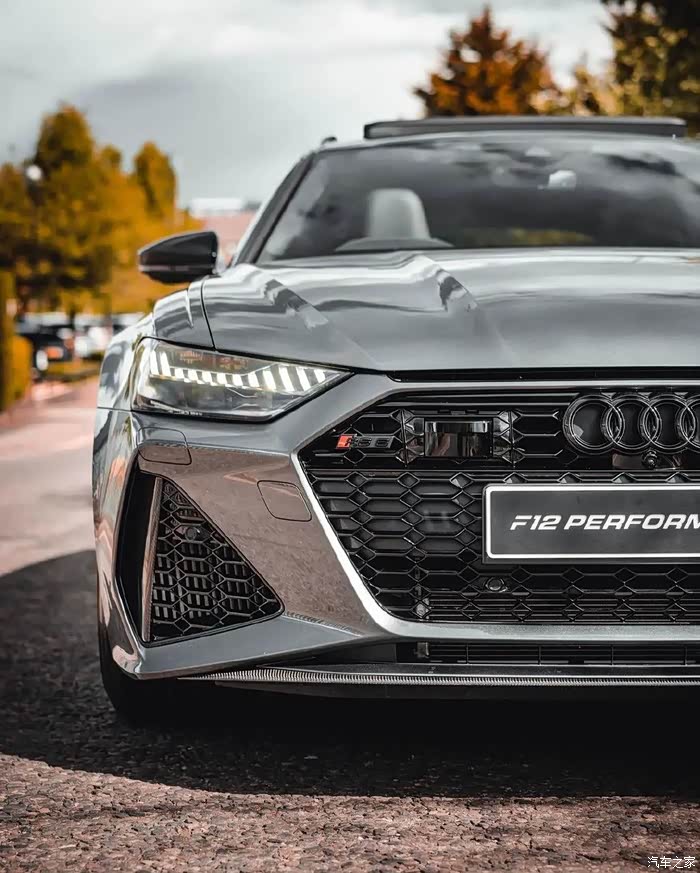 奥迪rs6avant实车外观设计优雅又很运动灰色的车漆