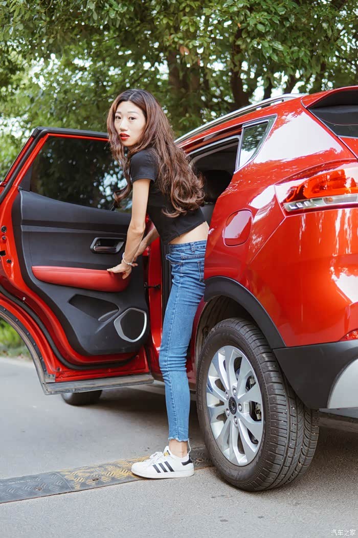 媳妇当车模炎炎夏季邂逅我的烈日红