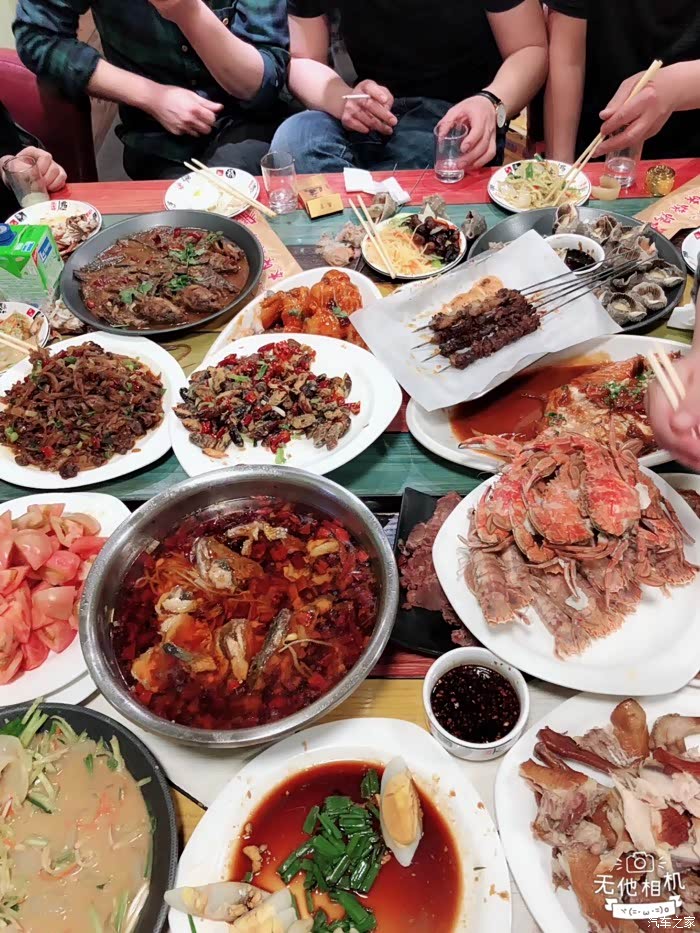 朋友过生日,大家聚在一起,吃吃喝喝,真开心啊