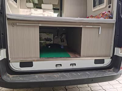 床的下部,左边是10l热水器(这么小的容量能干啥?