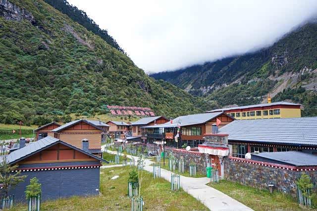 玉麦乡海拔3500米左右,处于一片丛林密布,瀑布纵横的峡谷底