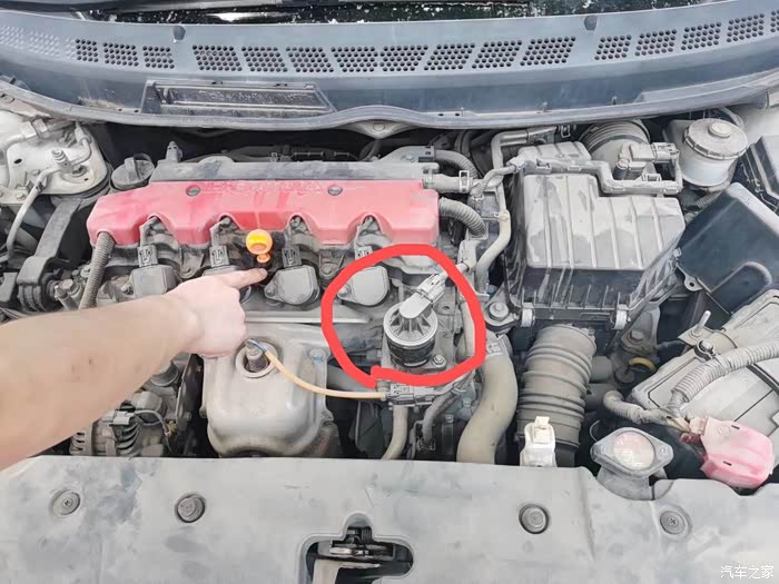 就是这个 螺丝拆掉就可以了 很简单 记得断开电瓶