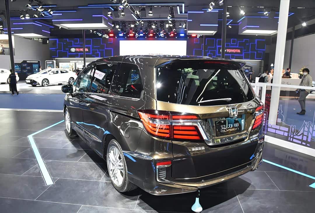 全新的混动版本的本田艾力绅采用了十分霸气的前脸造型设计