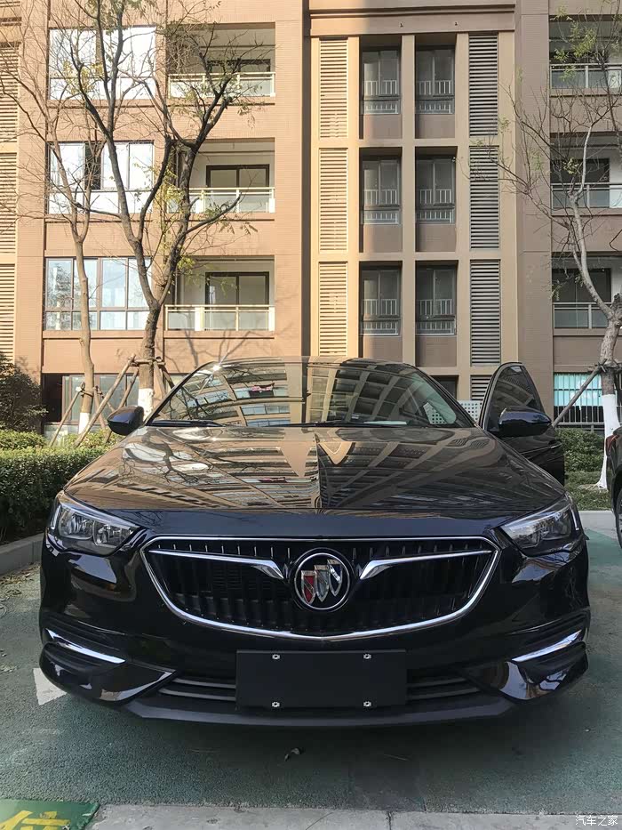 家中喜添第二辆车墨玉黑君威