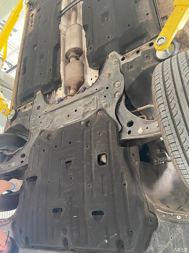 这个应该是底盘安装的护板吧,挺干净得