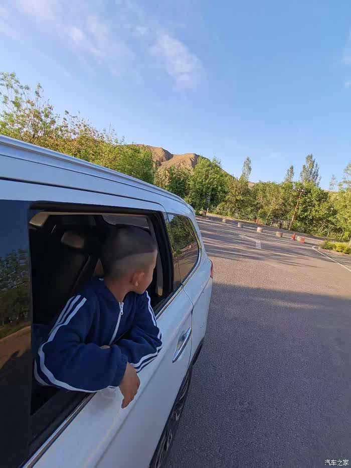 出门前一天专门给他剃的发型,是型男范儿