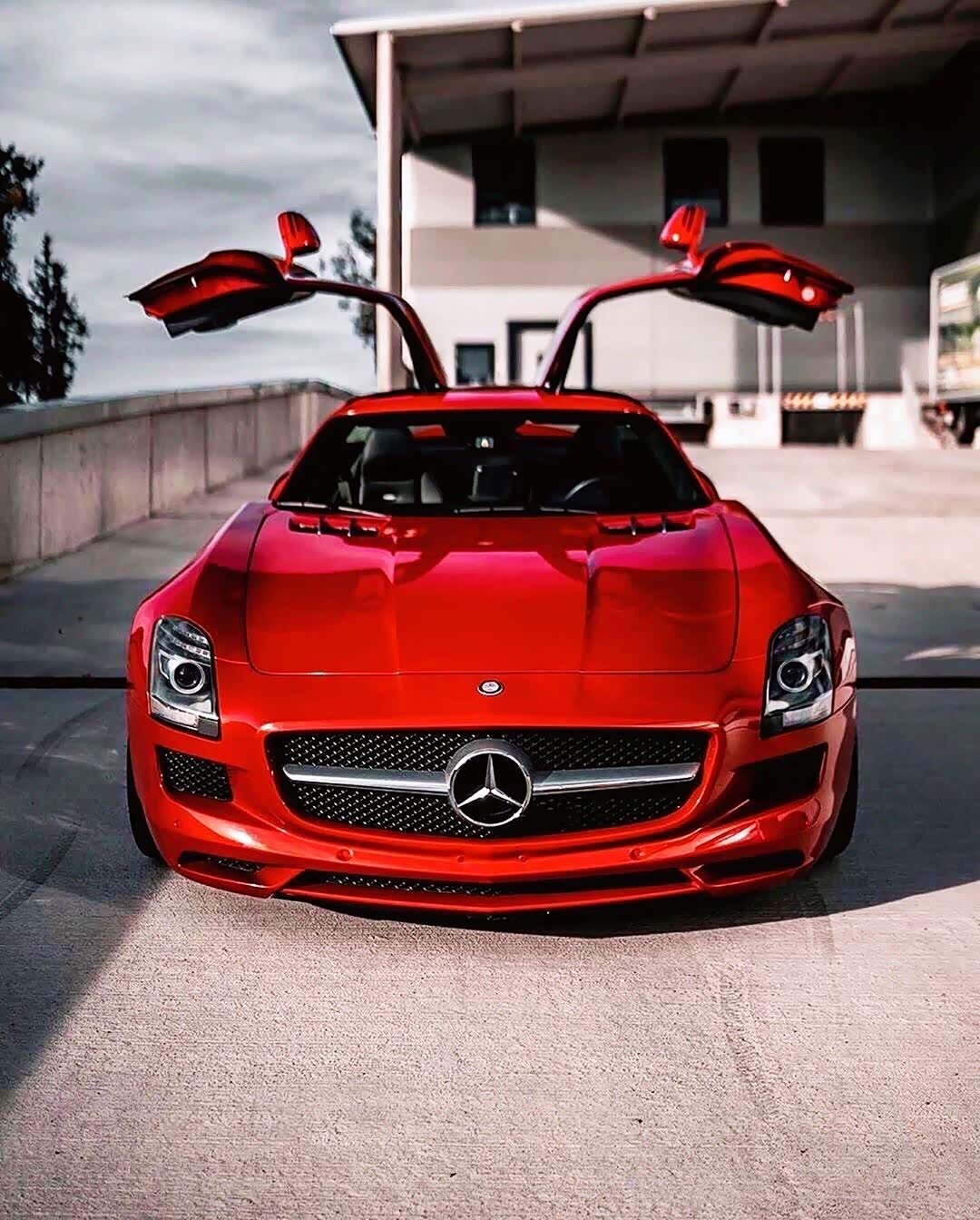 奔驰红色的跑车是那样的帅气