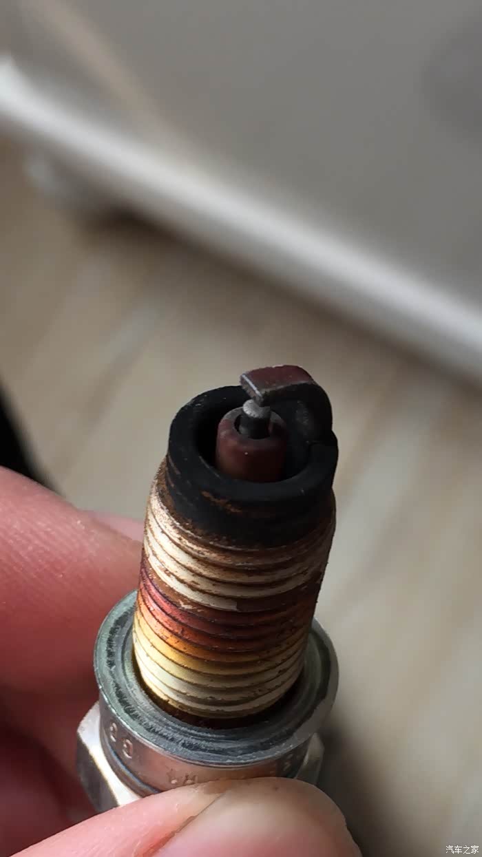 跑了27000公里的原厂火花塞,电极看着有点磨砂的感觉,如何