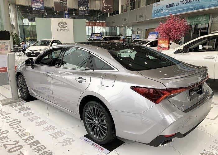 这款白色丰田亚洲龙气场动力十足开起来感觉很轻盈