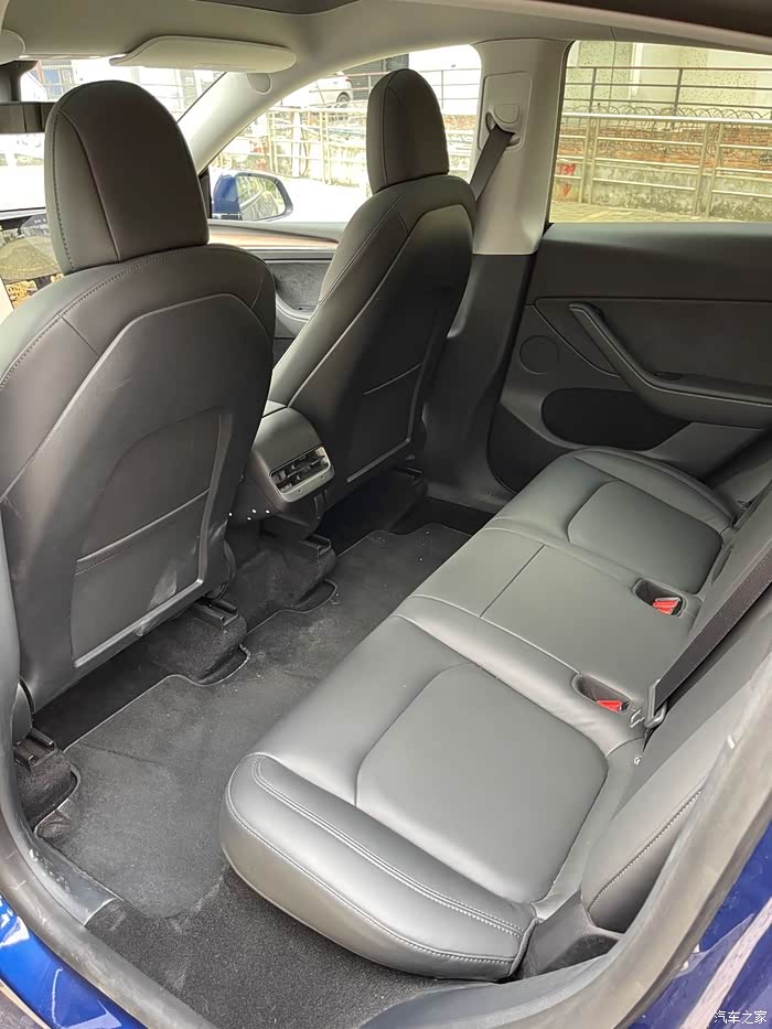 【图】这款蓝色特斯拉 model x颜值没得说,内饰空间也够大.