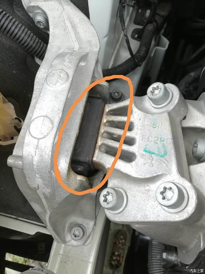 新308发现一个发动机机脚的问题请教一下